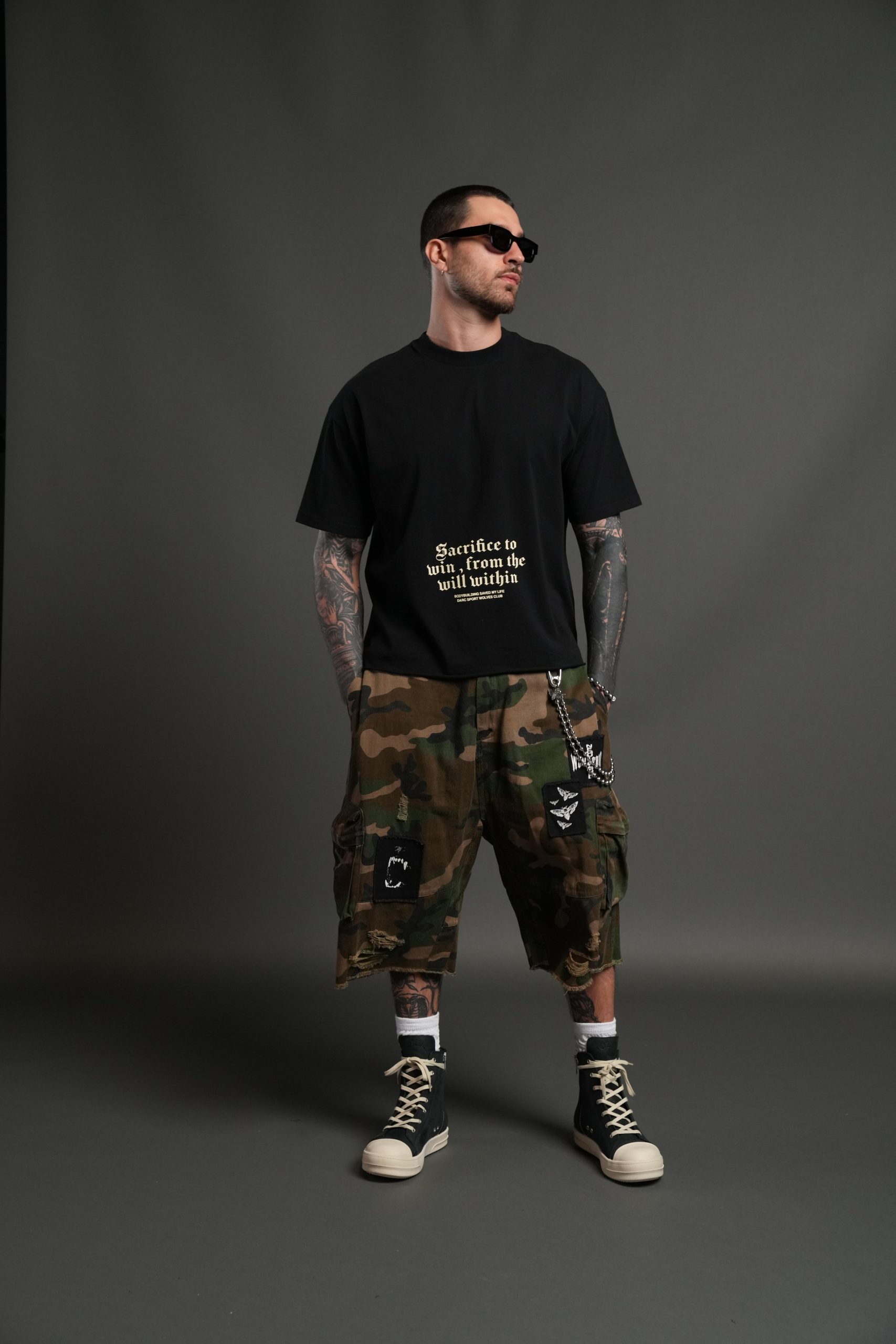 Big Bodybuilding Saved My Life Grunge Mid-Length Raw Hem Tee in Black - Image 7