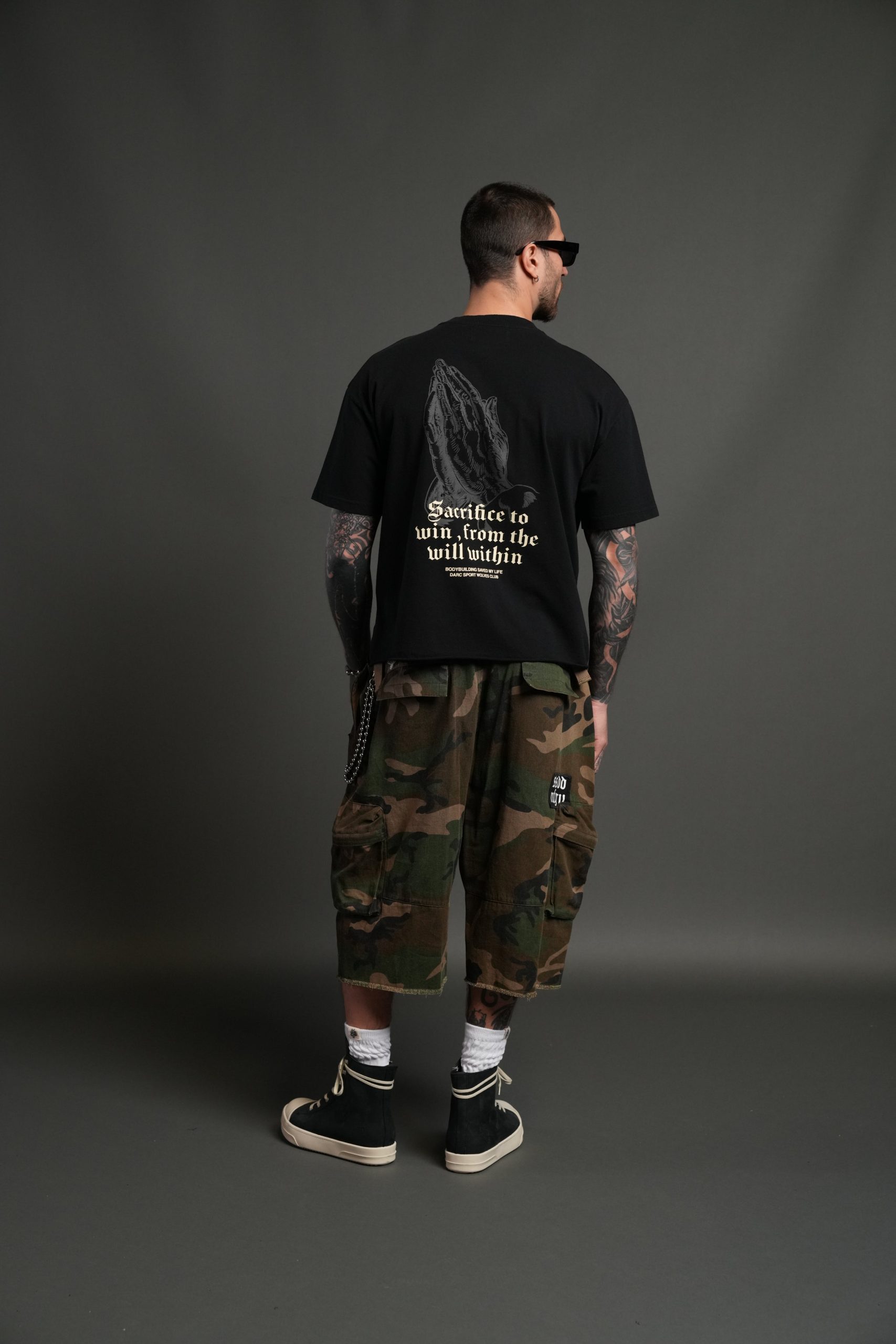 Big Bodybuilding Saved My Life Grunge Mid-Length Raw Hem Tee in Black - Image 8